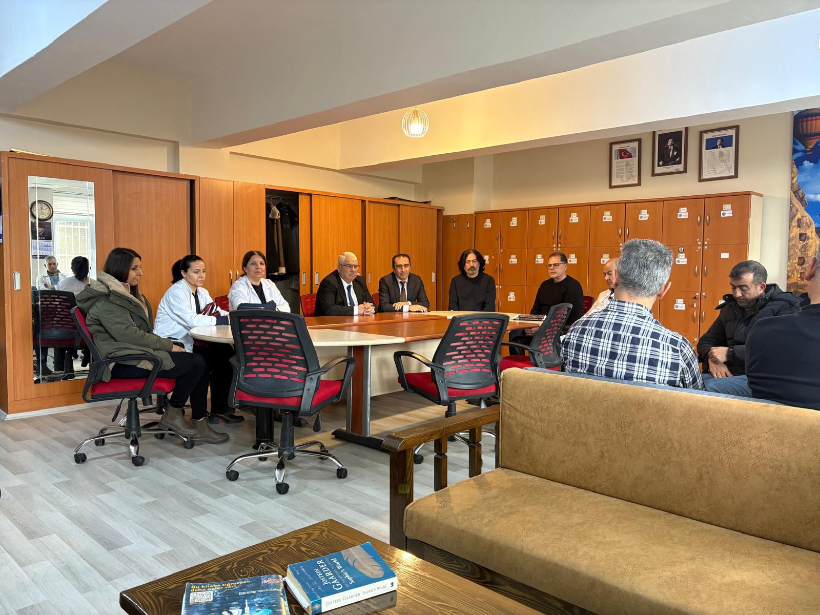 Ziyaret kapsamında öğretmenler odasında eğitim kadrosuyla bir araya gelen Müdürümüz, geçtiğimiz